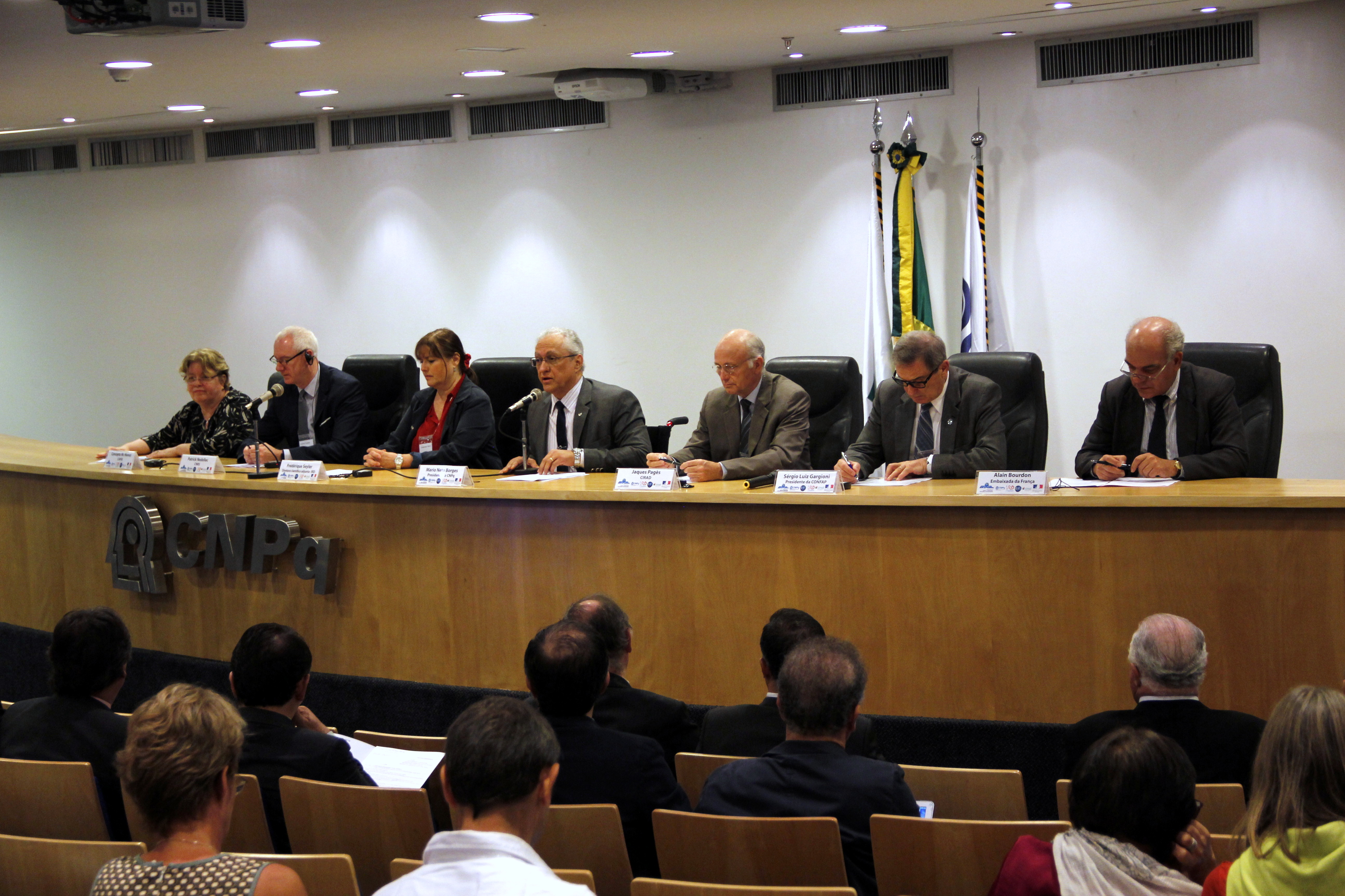 A Cooperação entre franceses e brasileiros é debatida no CNPq