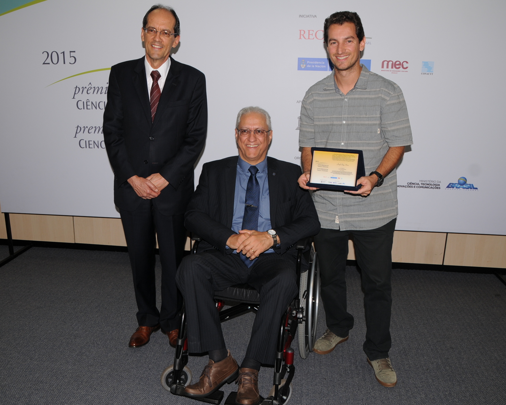  Presidente do CNPq Mário Neto Borges e o Secretário de Desenvolvimento Tecnológico e Inovação do MCTI, Álvaro Prata e premiado.