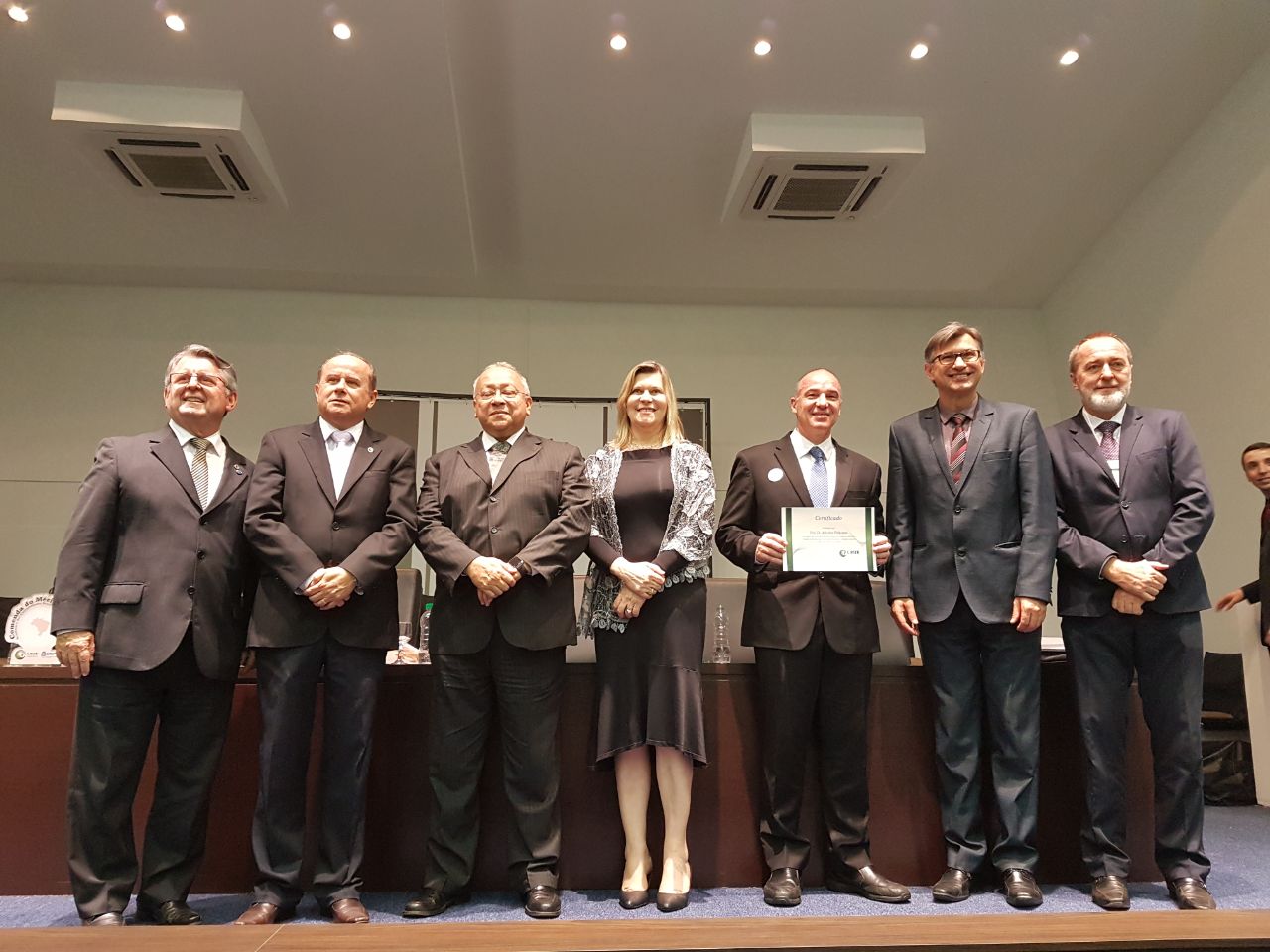 Diretora Condecorado e outros