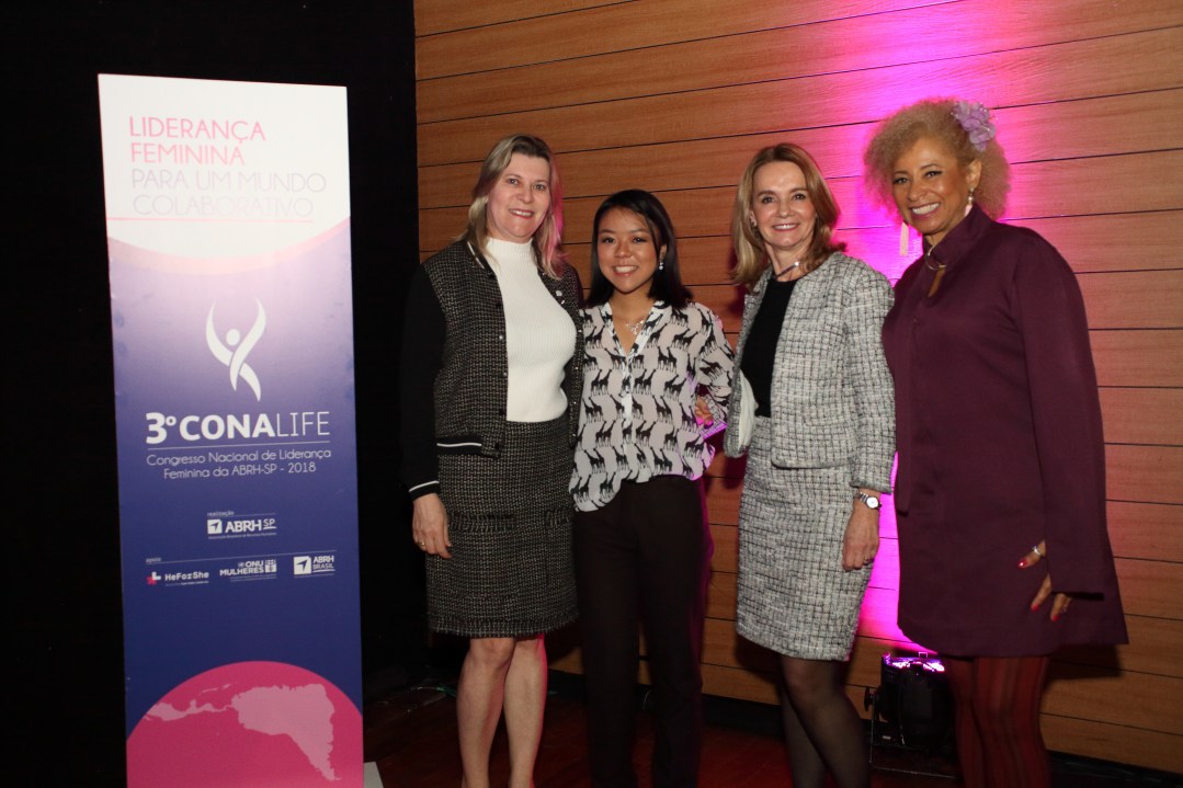 Adriana Maria Tonini Miriam Harumi Koga Medalha de Ouro IX Olimpiada LatinoAmericana de Astronomia e Astronautica Thaisa Storchi Bergmann Prof Astronomia UFRGS e Sonia Guimaraes Prof ITA