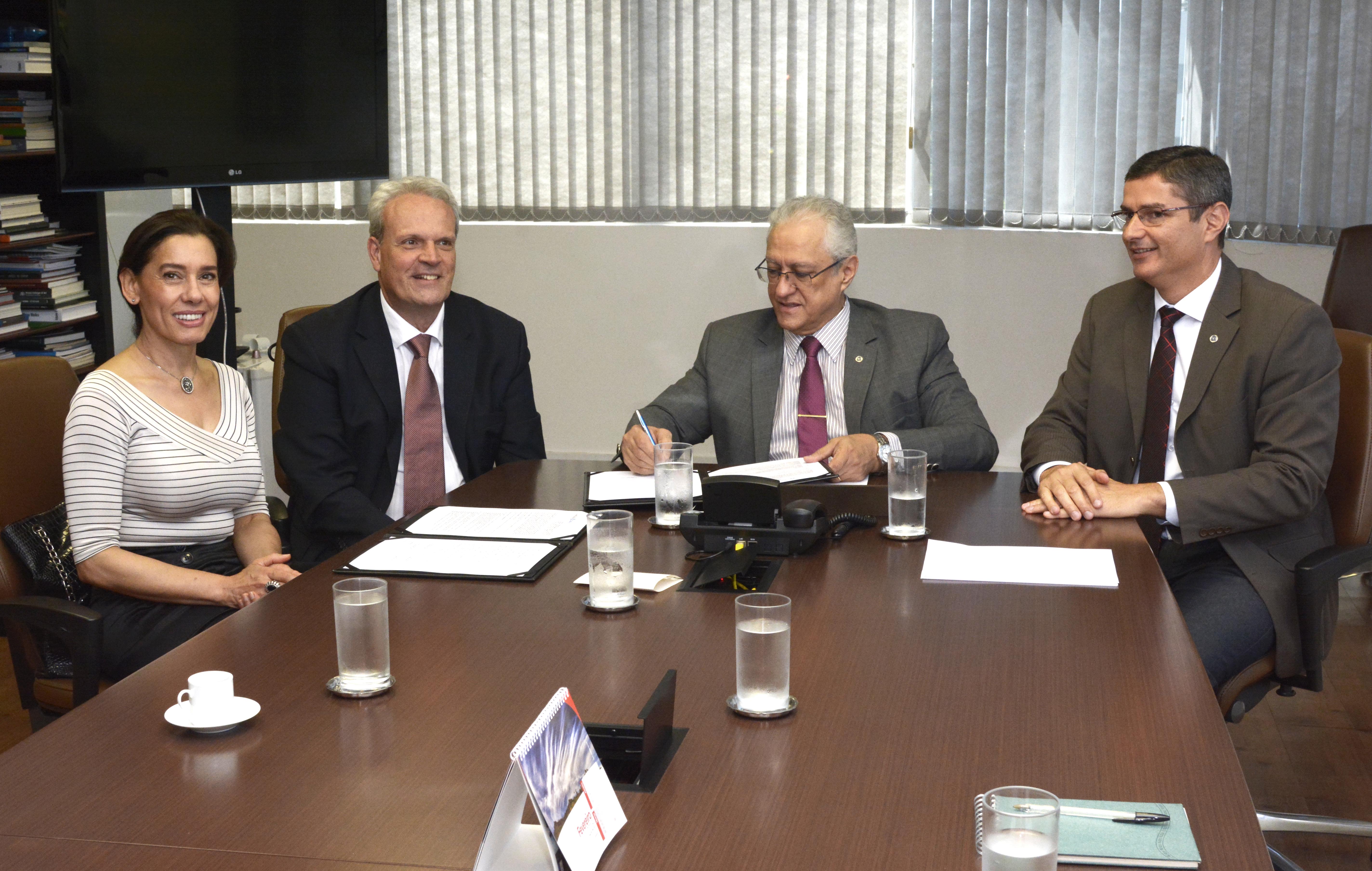 Presidente CGEE CNPq Regina e Ricardo assinando acordo