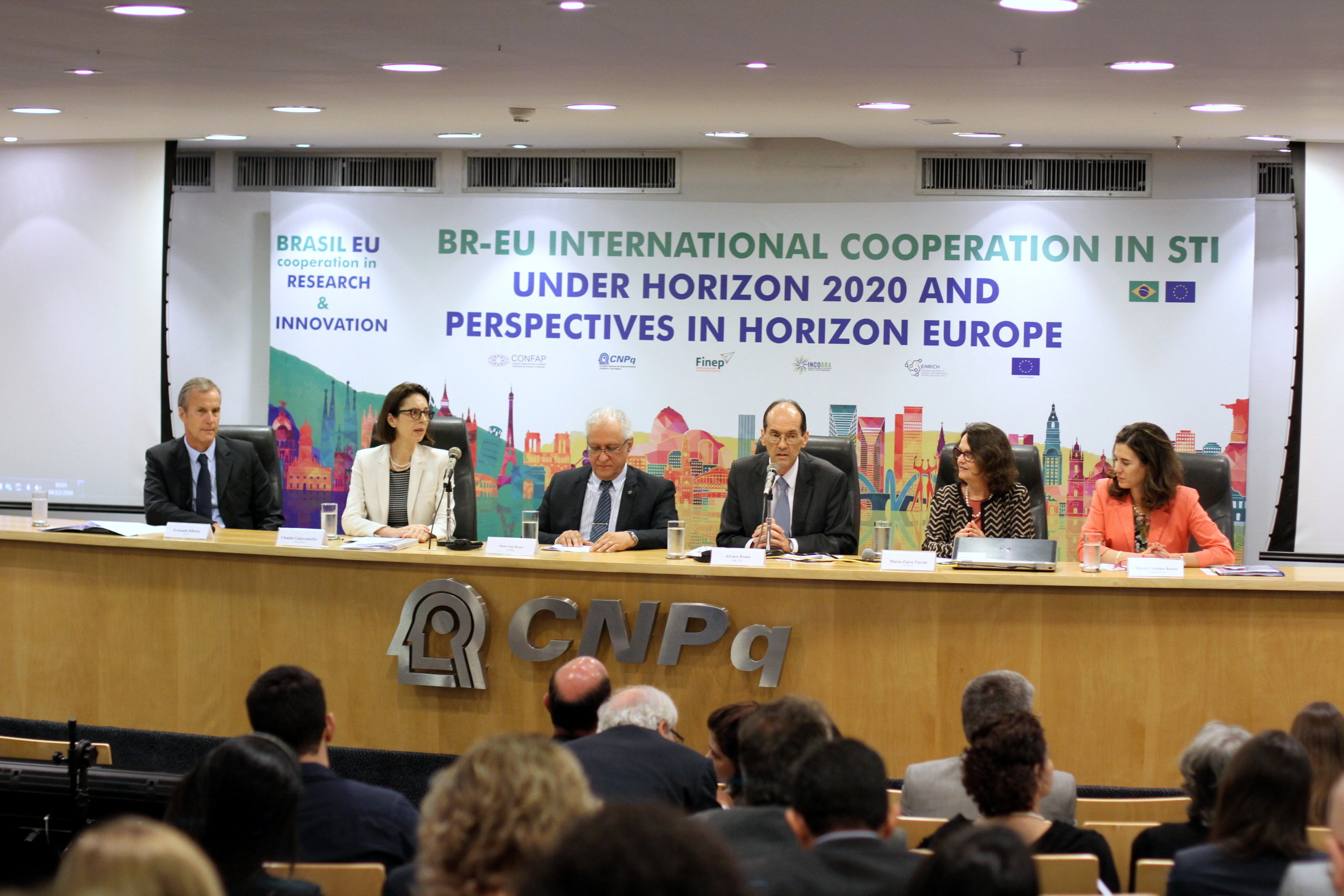 Mesa de abertura do evento com as autoridades presentes