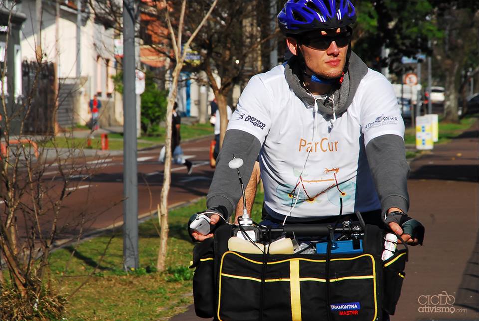 Ciclista fazendo a medição da poluição do ar em uma ciclovia