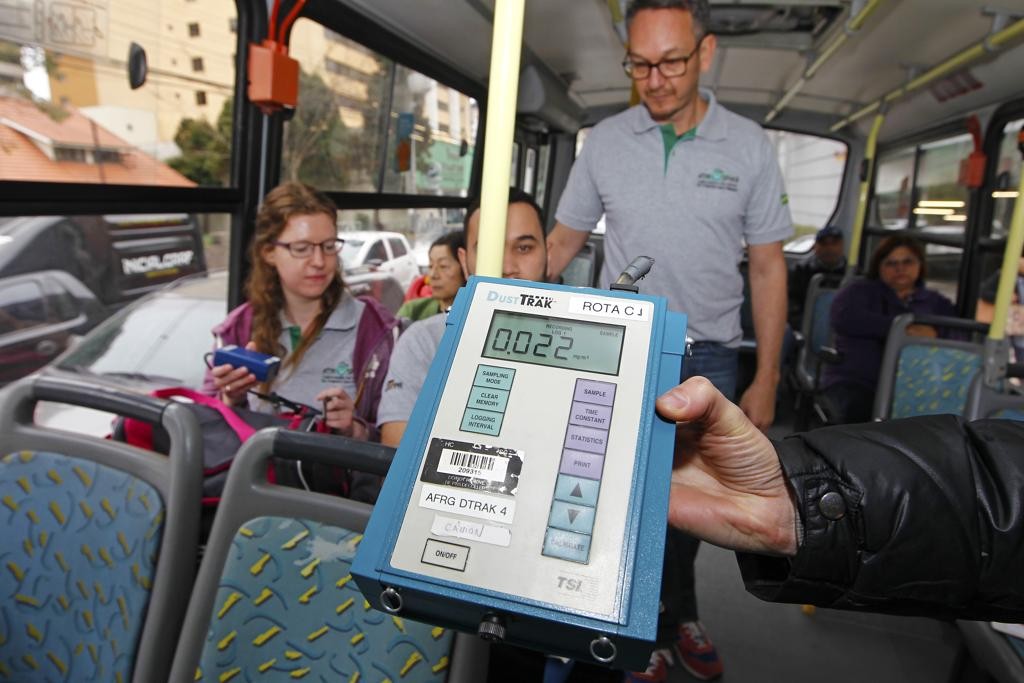 Aparelho medindo a poluição do ar dentro de um ônibus