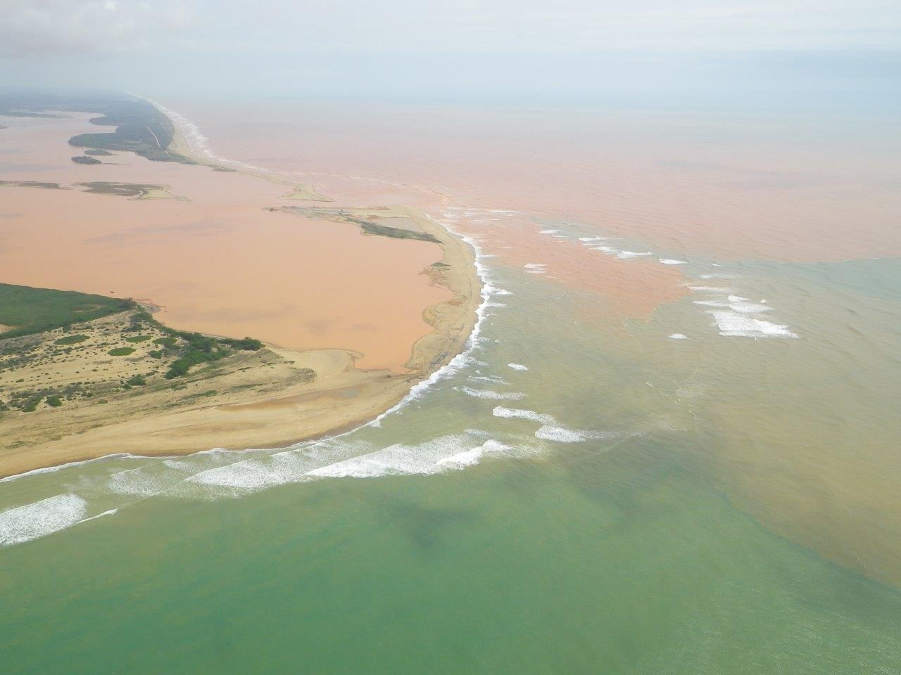 Vista da foz na Bacia Hidrográfica do Rio Doce, 20 dias depois do acidente