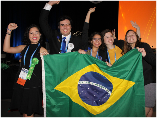 Ekarinny Joao Pedro Juliana Maria Helena e Muriel comemorando o premio