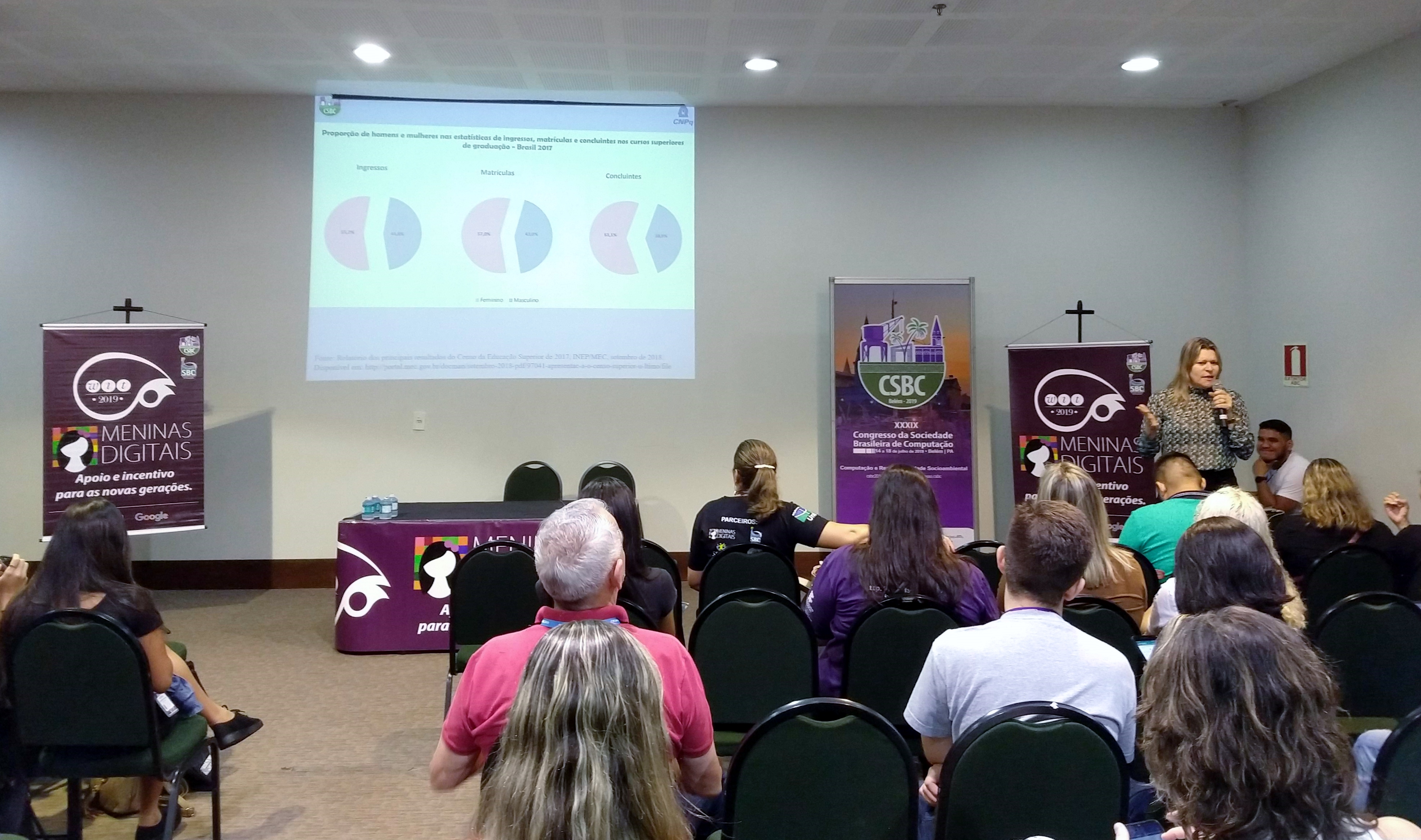 Profa Adriana em palestra no evento