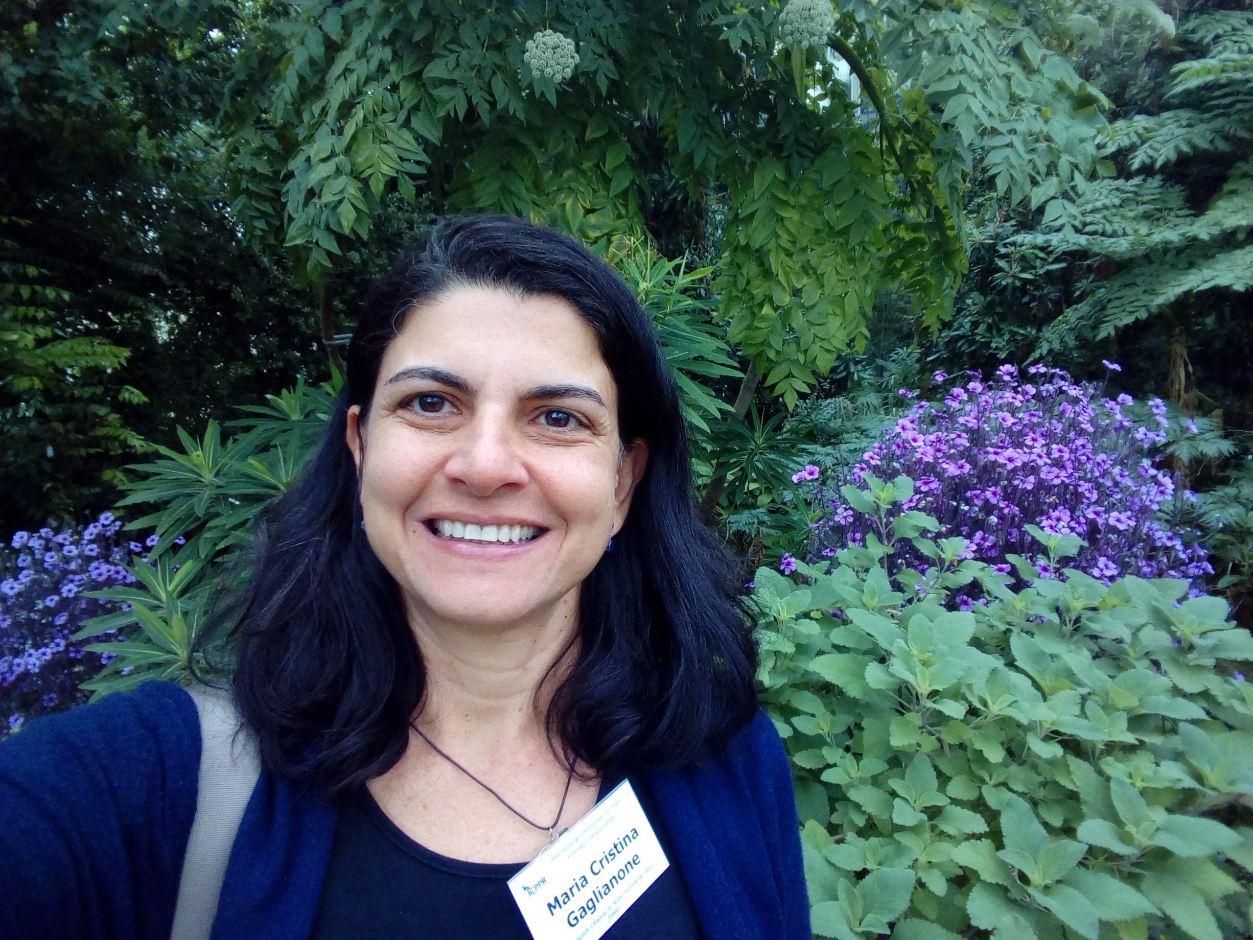 Profa Maria Cristina cerca de pés de café