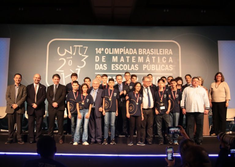 Medalhisas e autoridades no palco