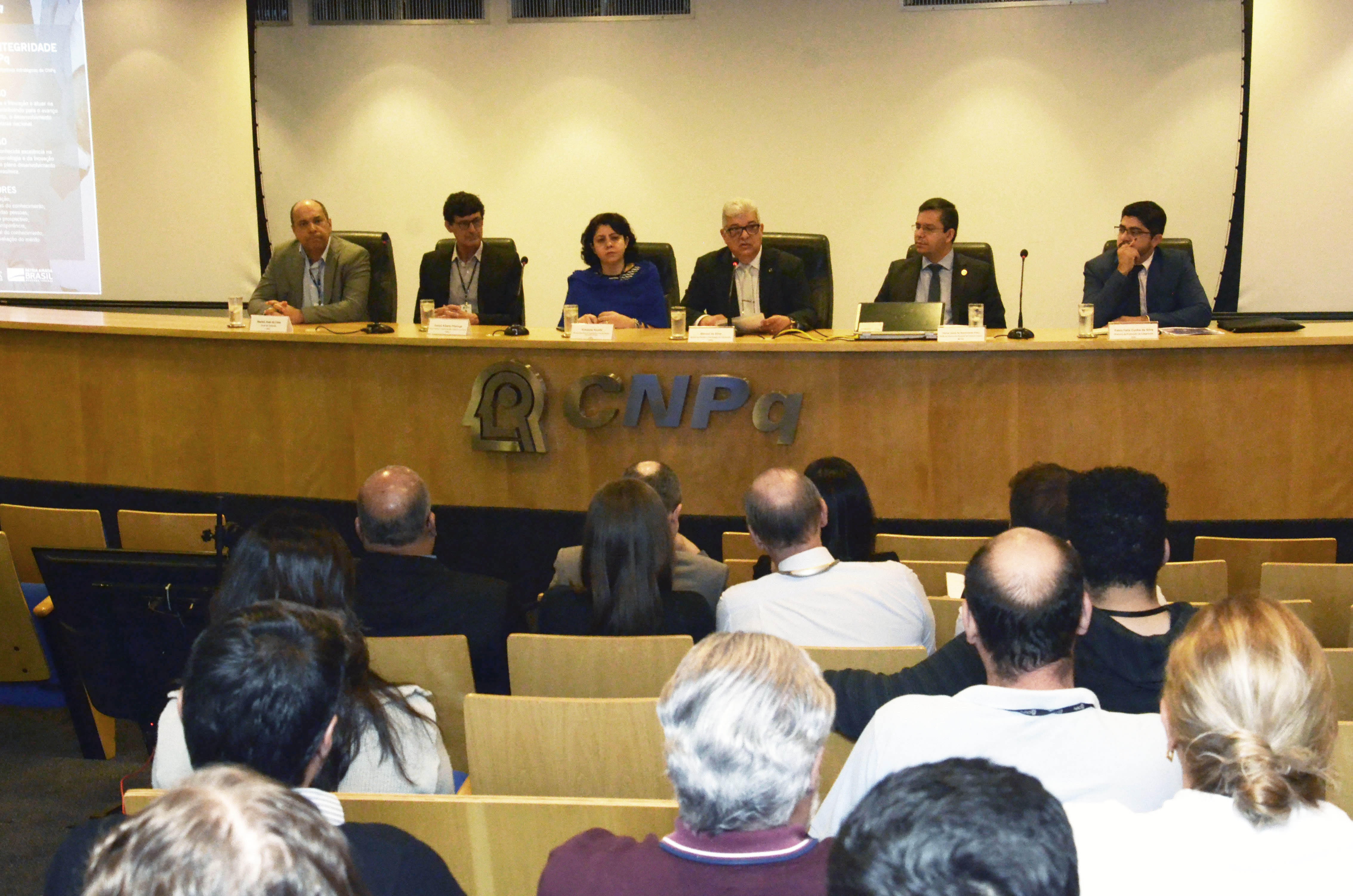 mesa composto pelas autoridades no lançamento do plano